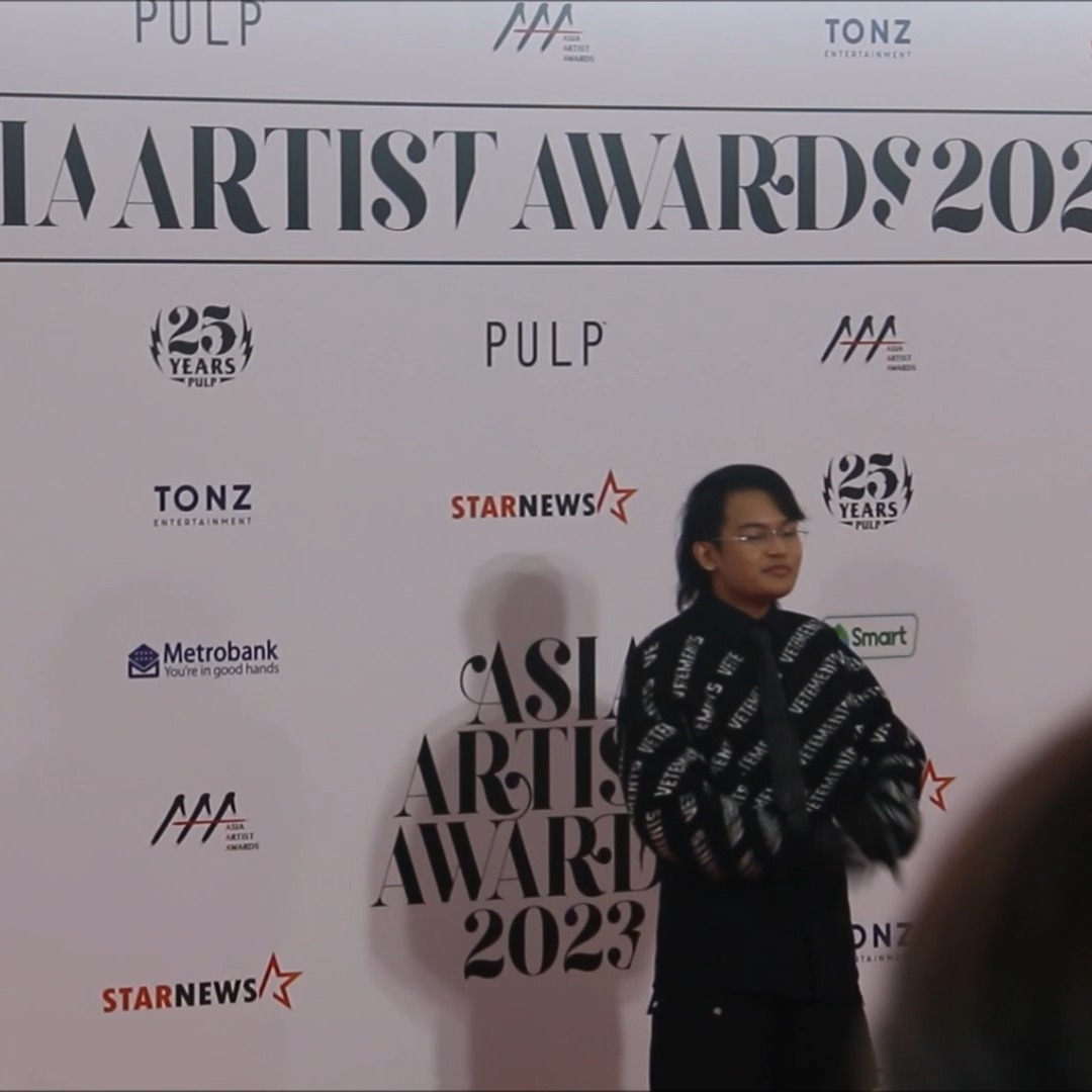 Ace Banzuelo, Young Cocoa at 2023 Asia Artist Awards red carpet at Philippine Arena in Bulacan, Philippines @acebanzuelo @_youngcocoa 